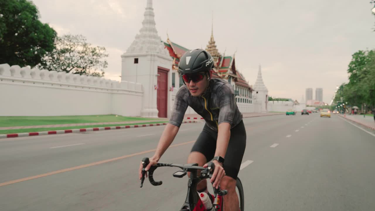 年轻男子骑自行车在泰国的城市视频素材