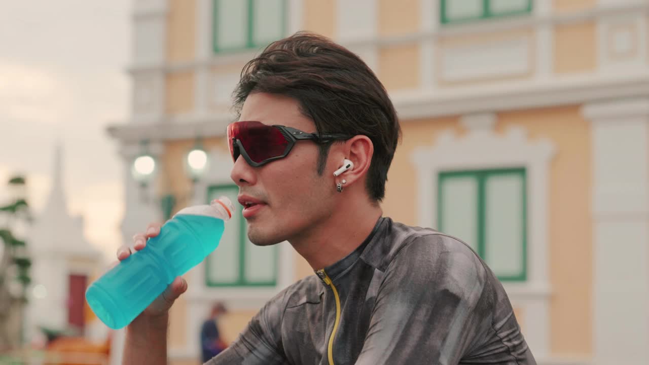 骑自行车的人喝能量饮料视频素材