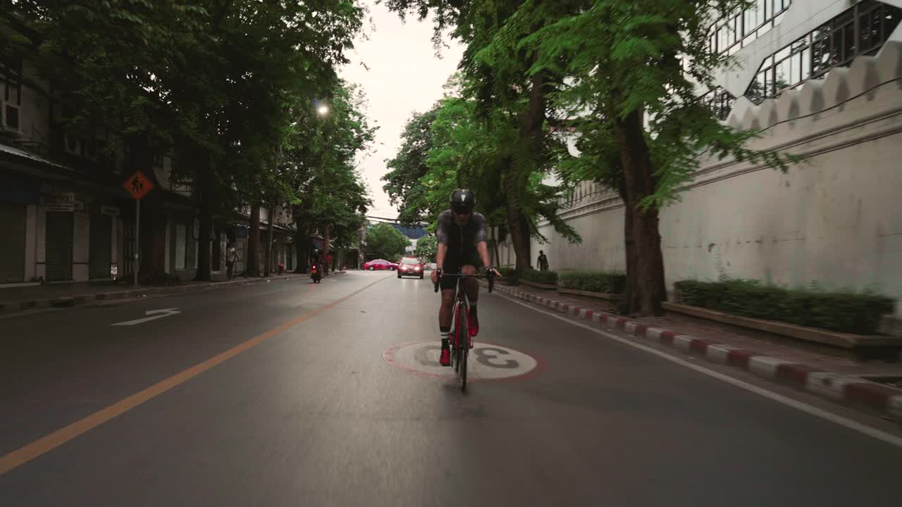 年轻男子骑自行车在泰国的城市视频素材