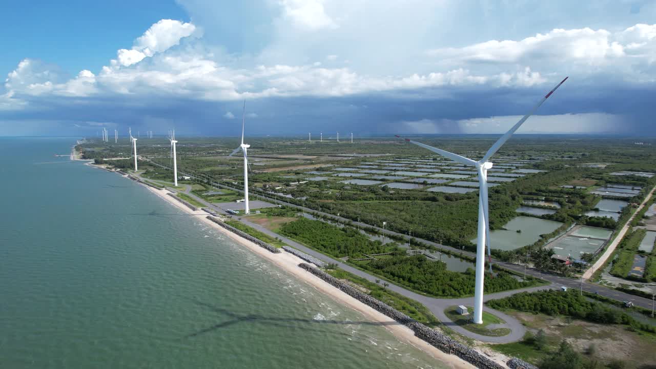 鸟瞰图沿海风力涡轮机农场的无人机，一种可持续能源，可再生能源，比化石燃料污染更便宜和更清洁，有助于战胜气候变化视频下载