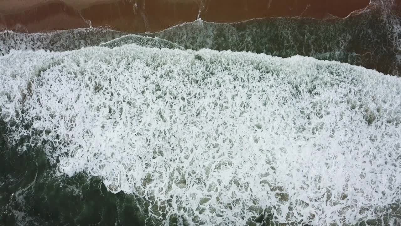 韩国釜山海云台区海云台海水浴场的海浪景观视频素材