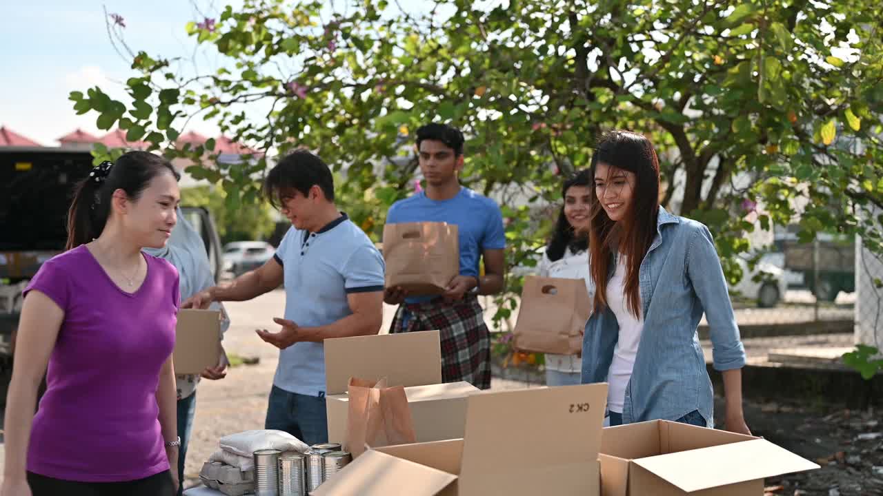 志愿者小组为贫困家庭提供食品杂货捐赠视频素材