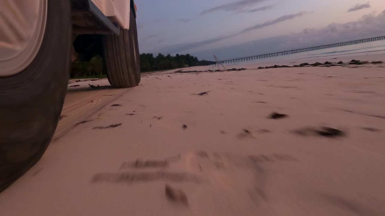 越野汽车在海滩上行驶。轮胎胎面特写。视频下载