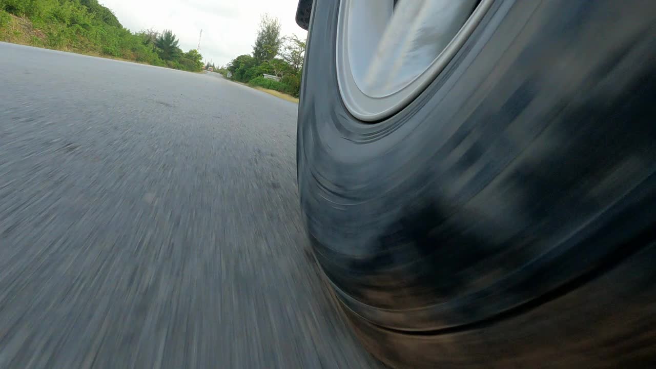 越野车在高速公路上行驶。轮胎胎面特写。视频下载