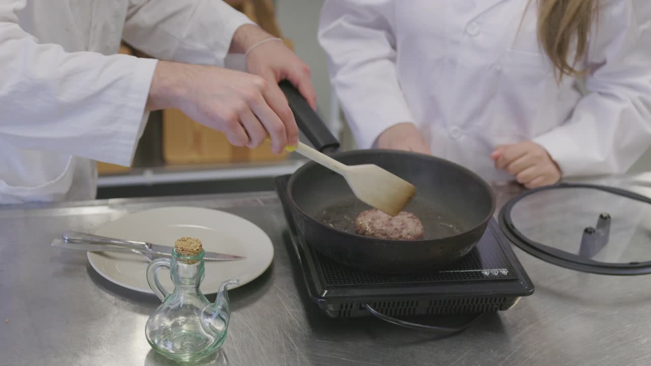 生物技术科学家在实验室厨房烹饪和测试培养的肉制品视频下载