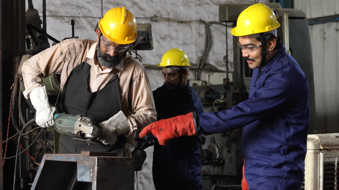 两名机械师在工厂使用圆锯磨床视频素材