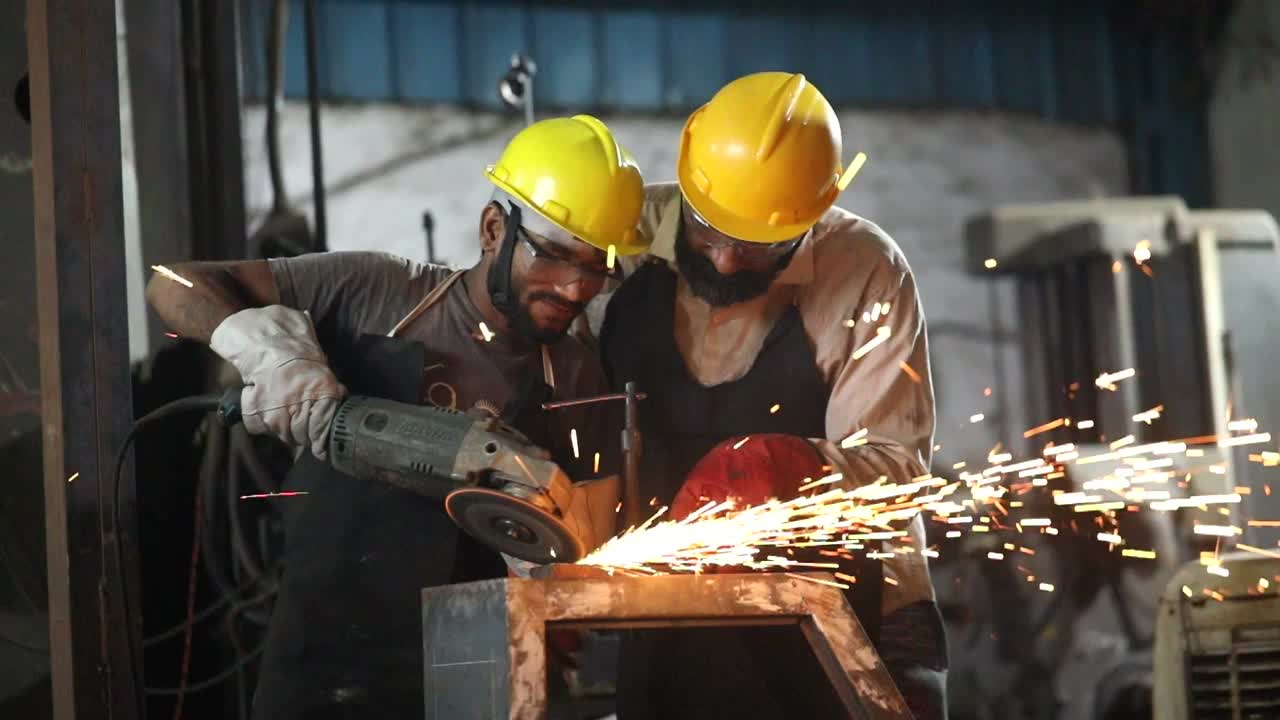 两名机械师在工厂使用圆锯磨床视频素材