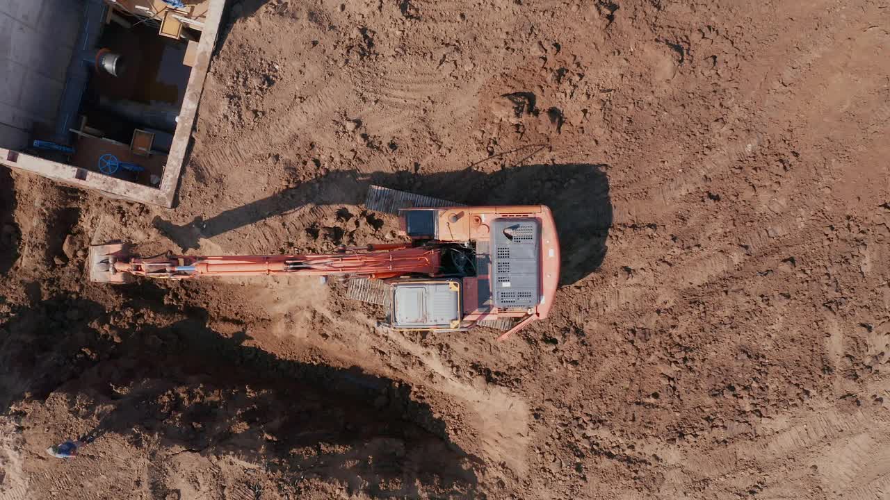 从挖土机上往下看。挖掘壕沟。在建筑中使用机械方法。概要文件的组织。视频下载