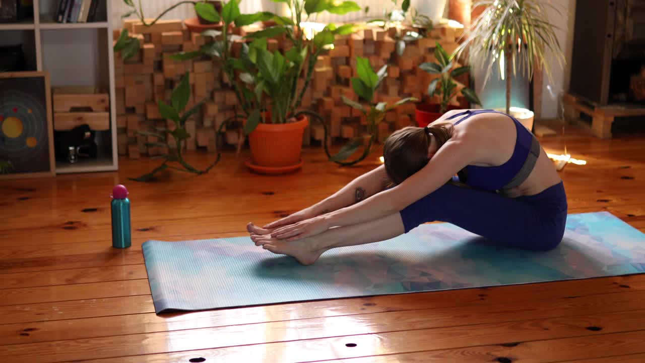 为了加强她的背部和肌肉，年轻敏捷的女人做桥梁瑜伽姿势视频下载