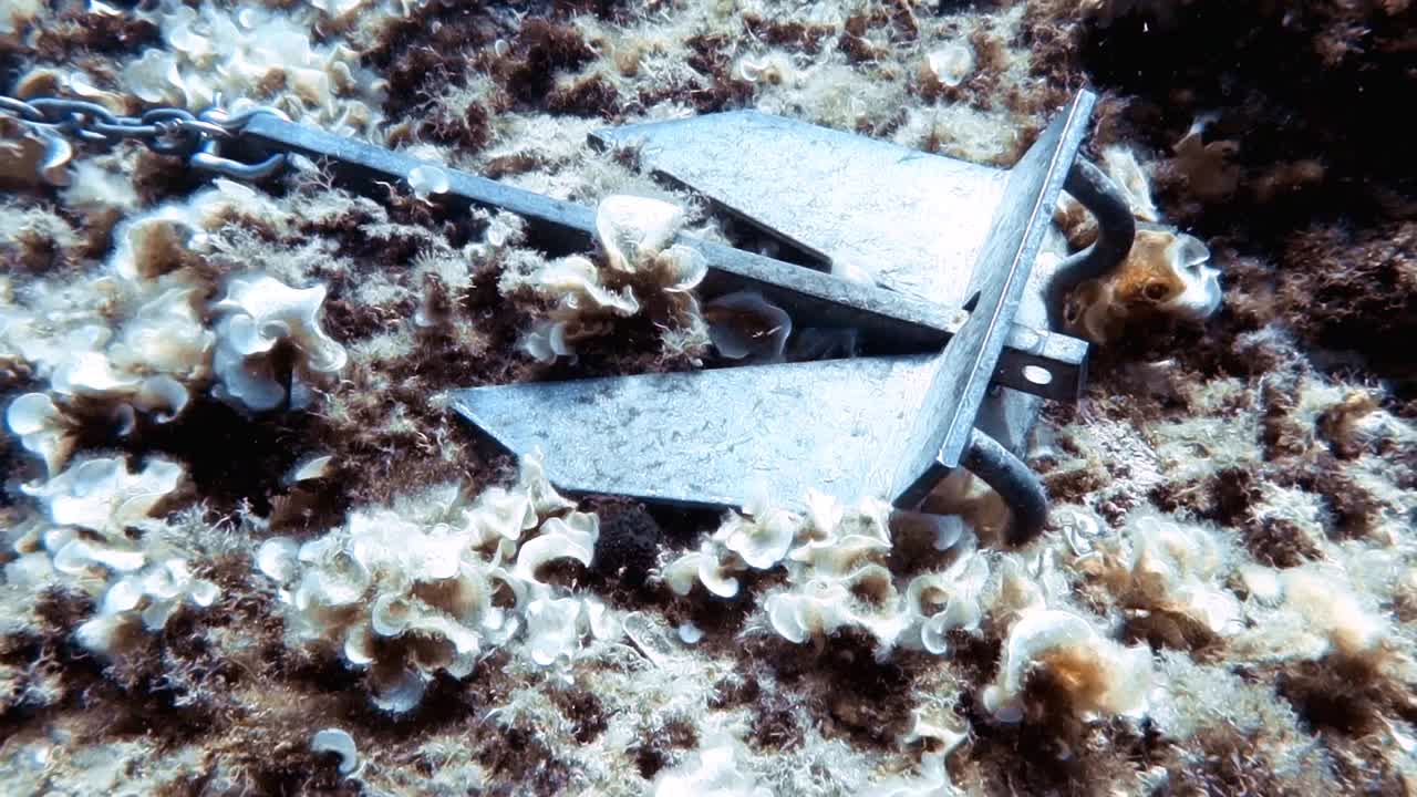 在地中海的锚链和潜水船的4k视频视频素材