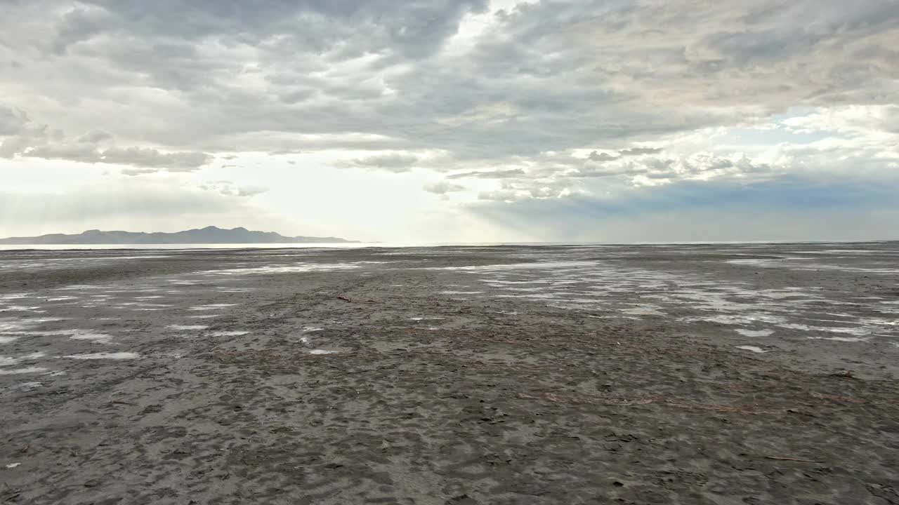 大盐湖在干旱期间达到历史最低水位视频下载