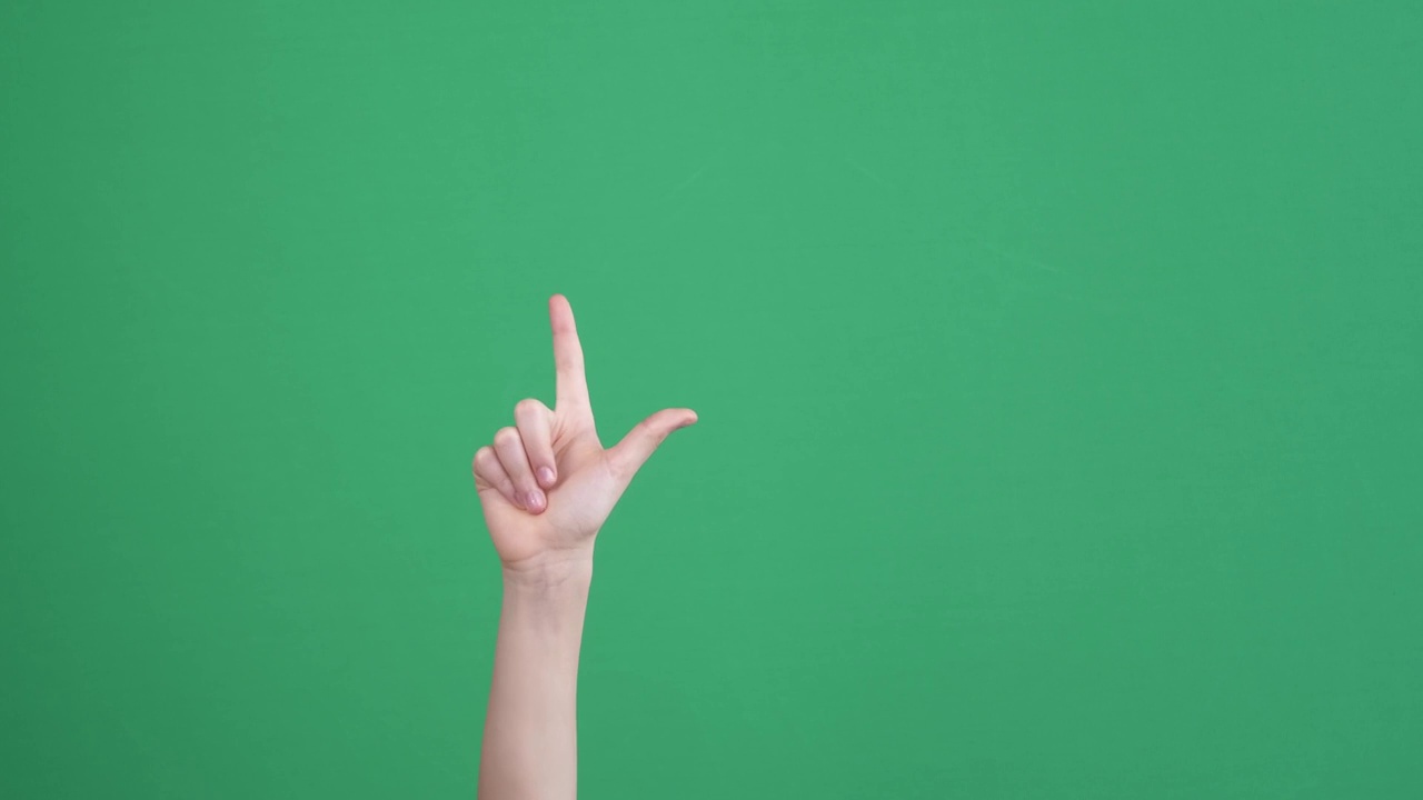 手指数的概念。举起小孩的手显示1,2,3,4,5个手指在色度键绿色屏幕背景上。视频素材