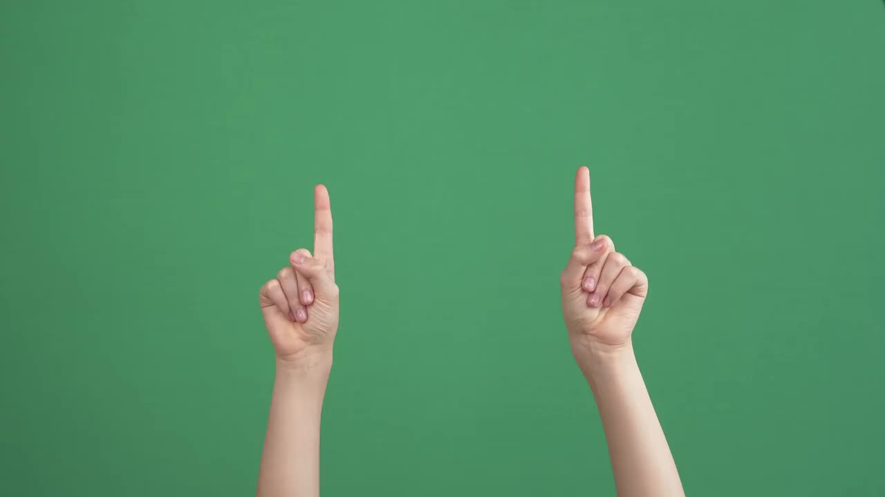 孩子举起手，手指指向空荡荡的绿色背景。沟通无需交谈，手势概念。视频素材