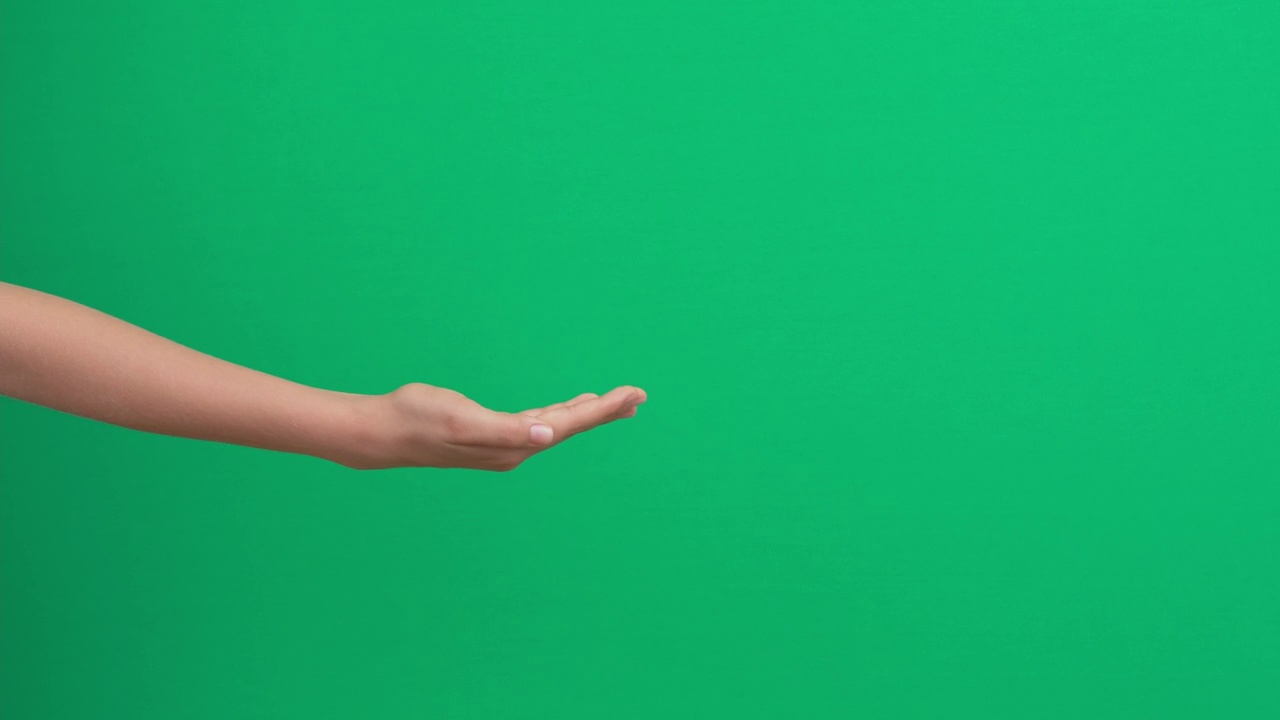 十几岁的男孩伸展和显示空的开放的手在绿色屏幕色度键背景视频素材