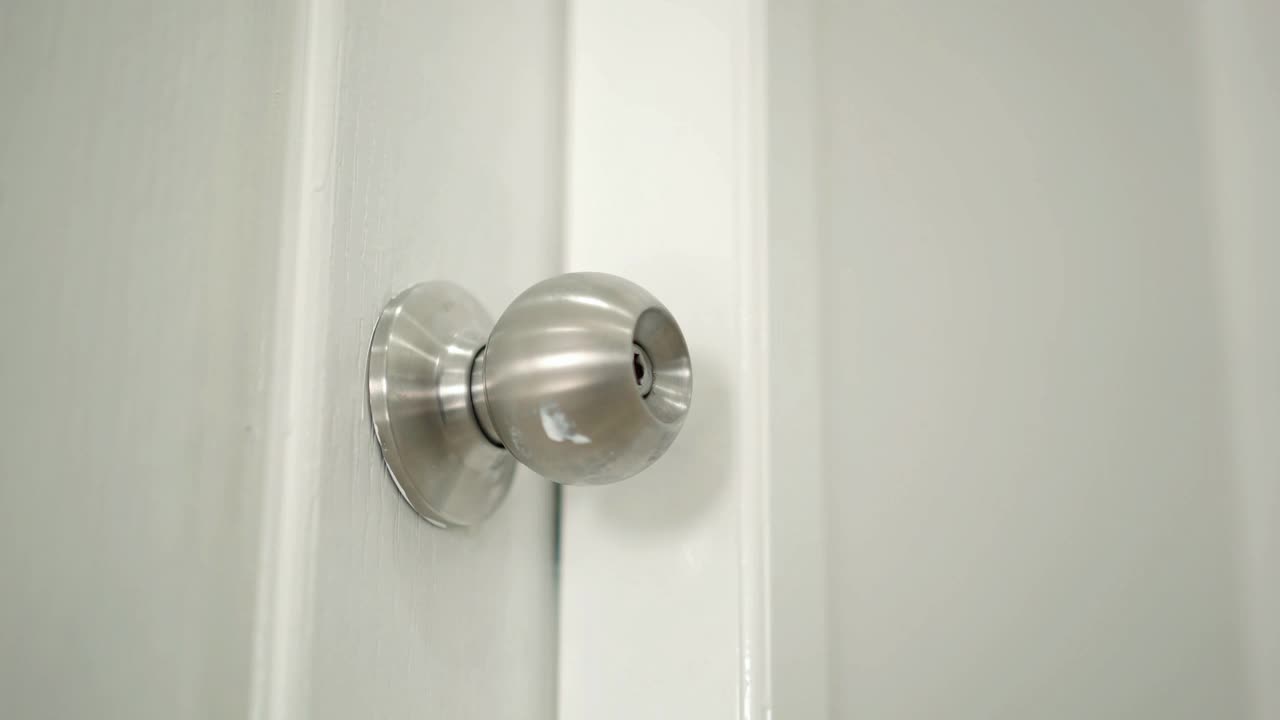 男人的手用钥匙开锁，家里的门视频下载