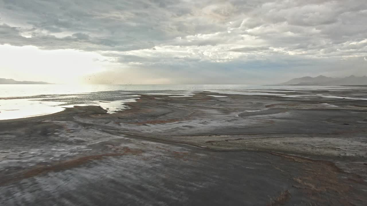 大盐湖在干旱期间达到历史最低水位视频素材