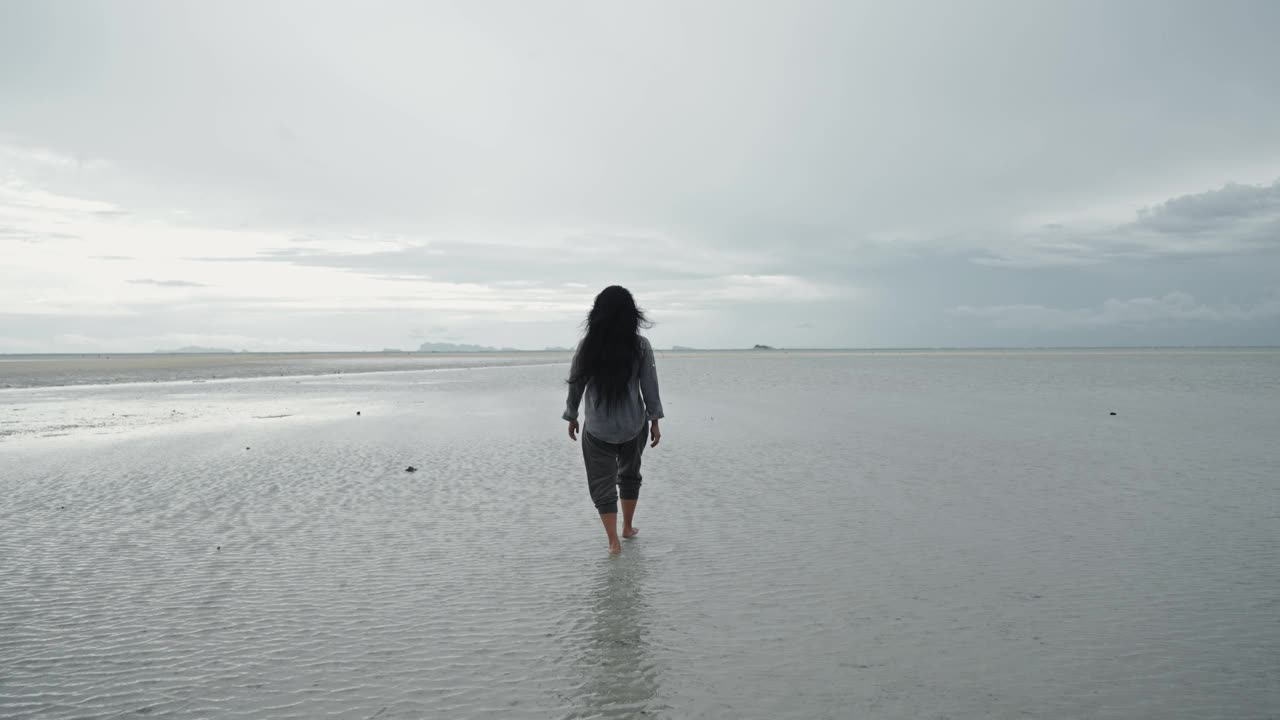 孤独的女人走在沙滩上视频下载
