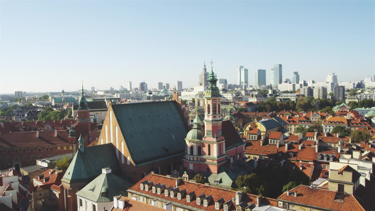 俯瞰远处天际的华沙老城视频下载
