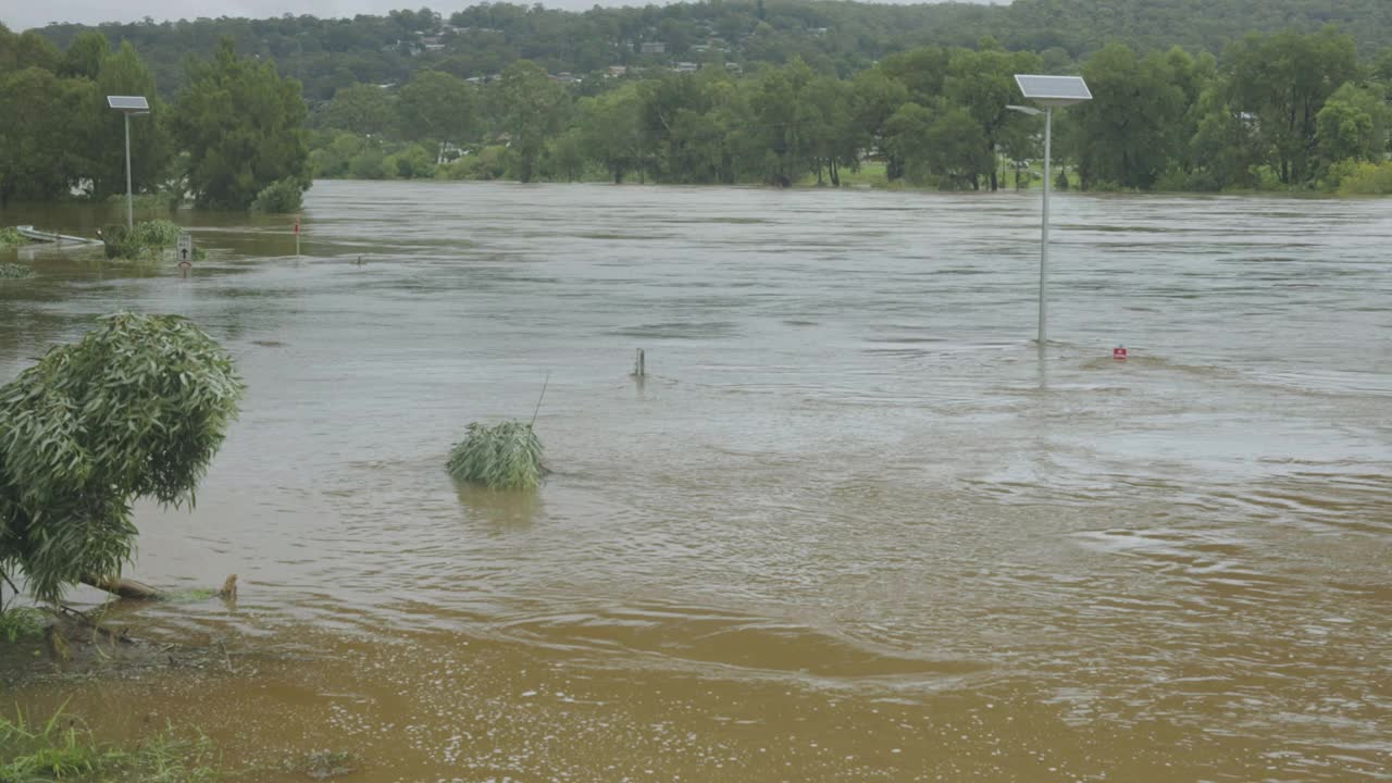 2021年3月新南威尔士州洪水期间，penrith的尼皮安河发生洪水视频素材