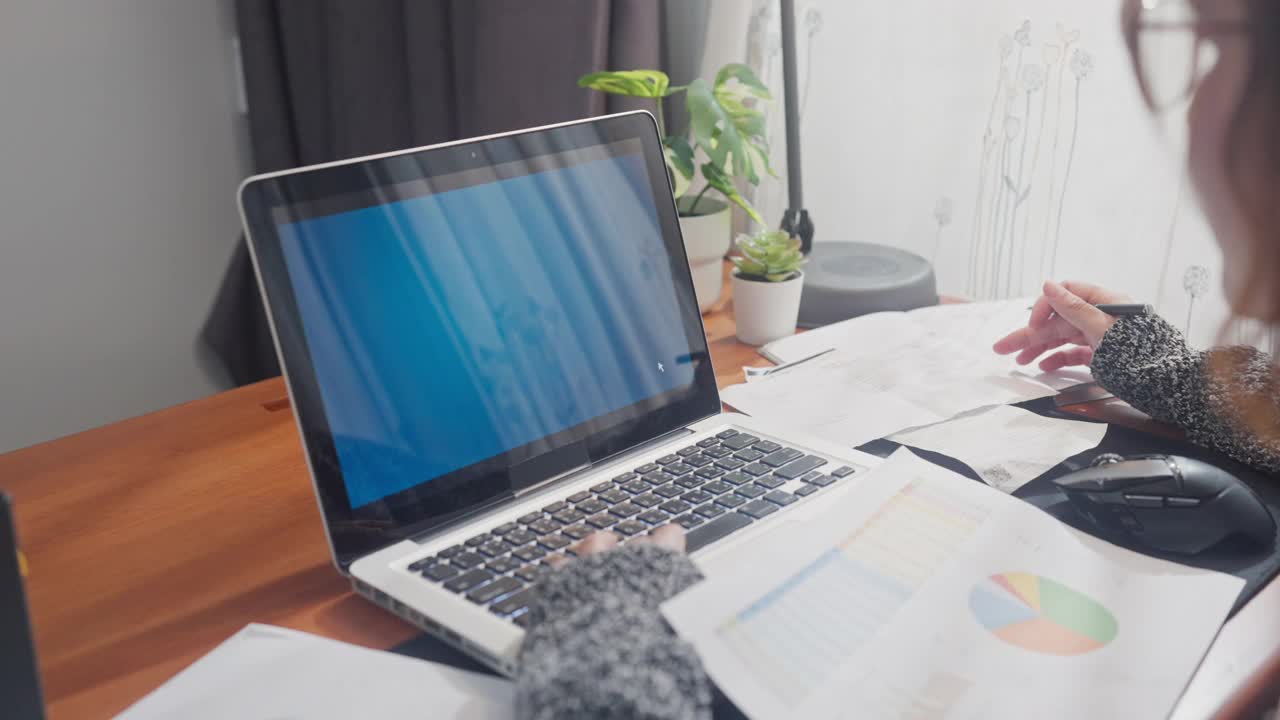 女人用笔记本电脑付水电费，金融科技网上银行概念视频下载