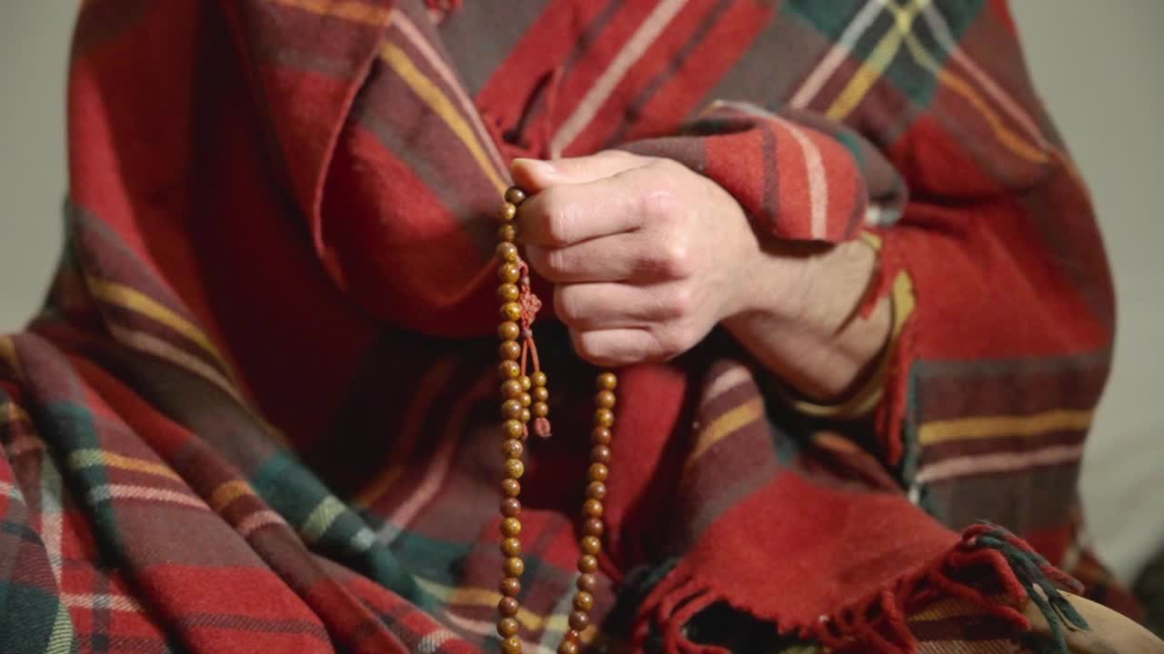 藏传僧人用咒轮和麻绳祈祷视频素材