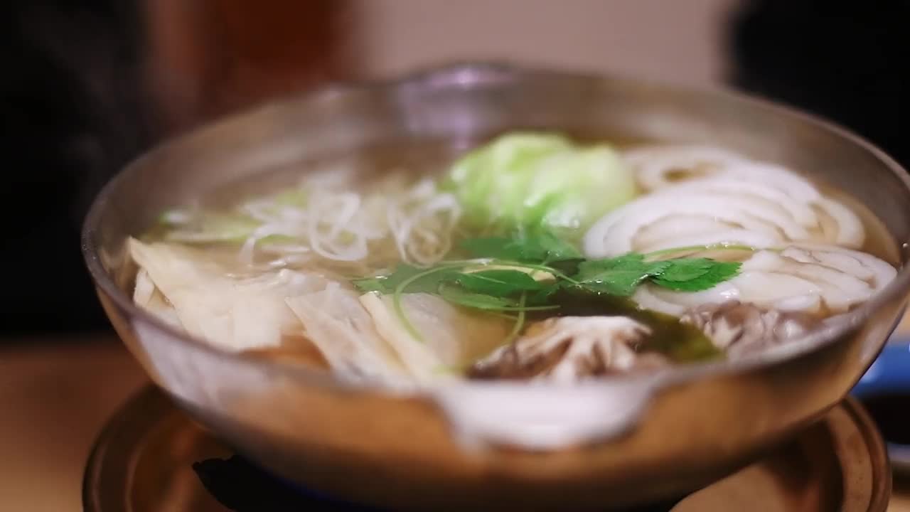 慢动作近距离筷子烹饪在烹饪炉上日式烧视频下载