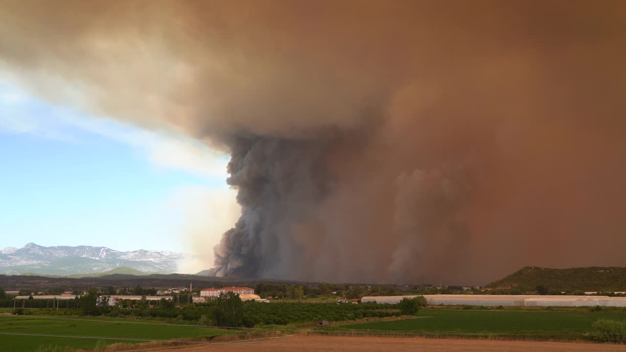 土耳其安塔利亚马纳夫加特的森林大火视频下载