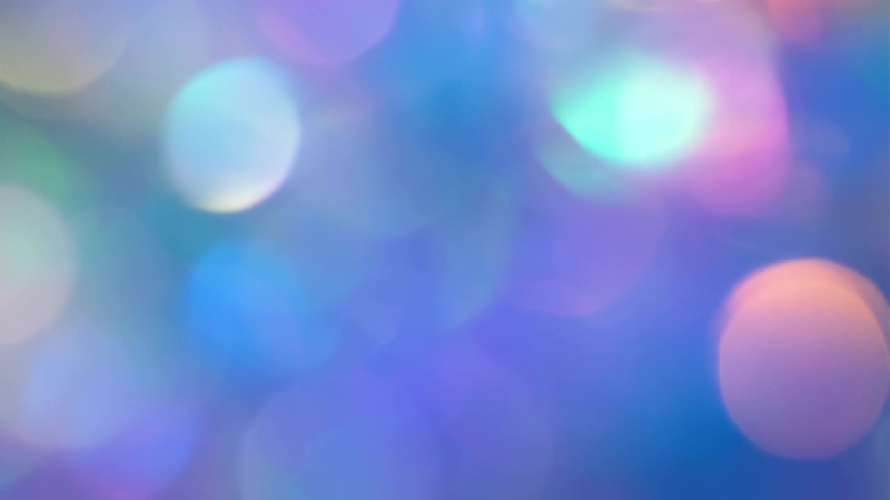 抽象散景光效果。蓝色和紫色柔和模糊的灯光效果。耀斑灯。过渡。视频下载