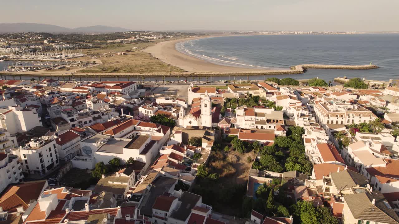 背景是大海的葡萄牙老城拉各斯的反向天线视频下载