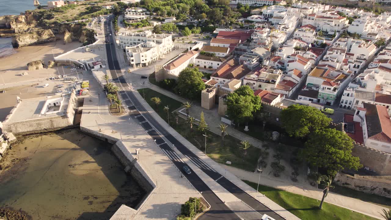 海滨大道，拉各斯，阿尔加维。空中城市视图视频下载