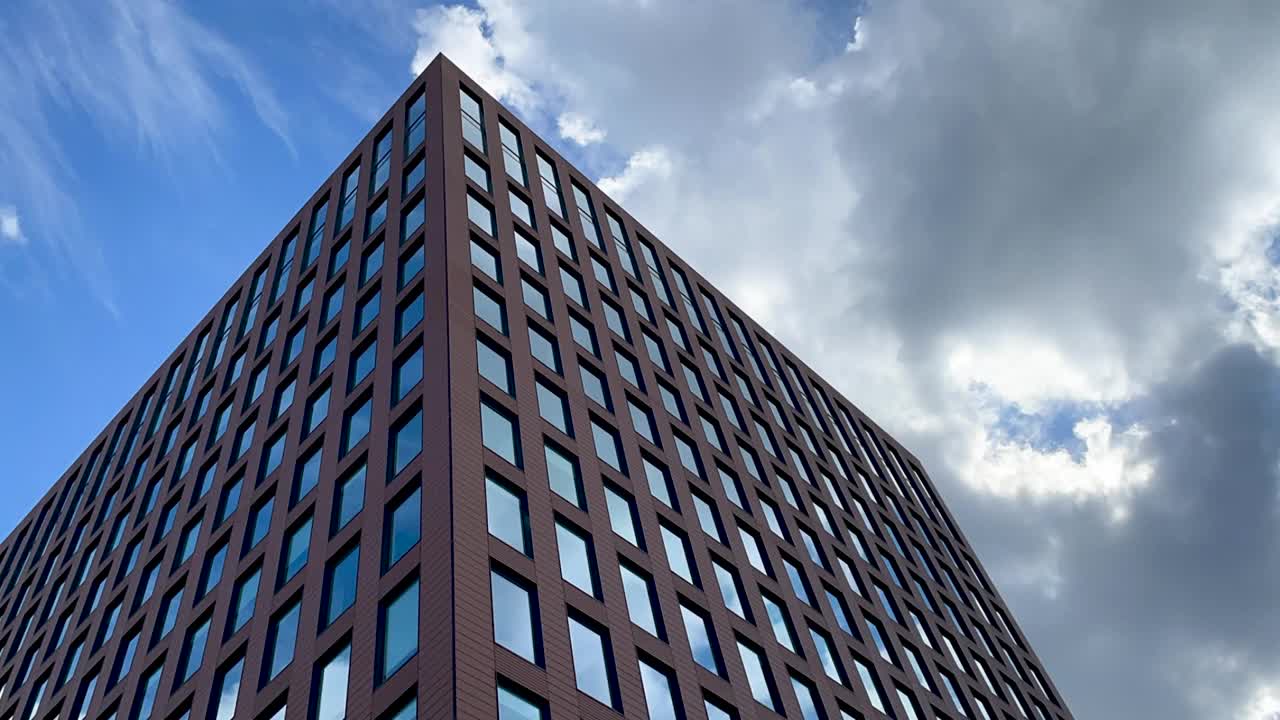 仰望摩天大楼公司办公大楼总部与戏剧性的蓝天和云的背景和复制空间，伦敦，英国，欧洲视频素材