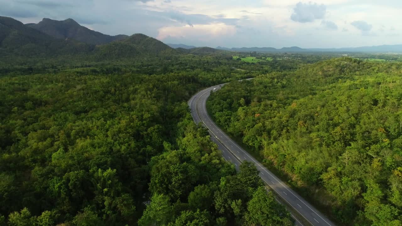 黑色高速公路在绿色森林山视频素材