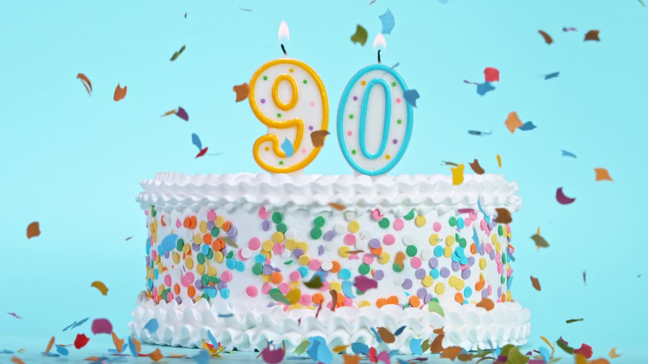 燃烧彩色蜡烛的生日蛋糕与90号视频下载