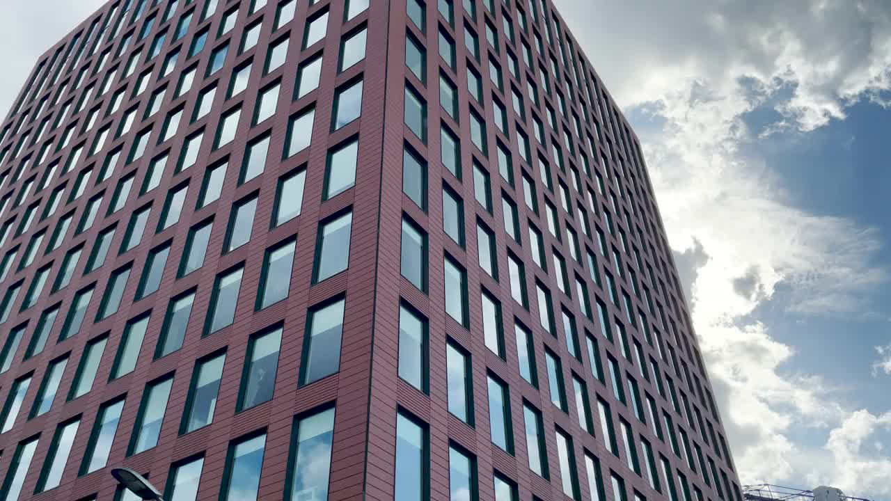 4K平移镜头的商业摩天大楼公司办公楼总部与一个戏剧性的蓝天和云的背景，英国，欧洲伦敦视频素材