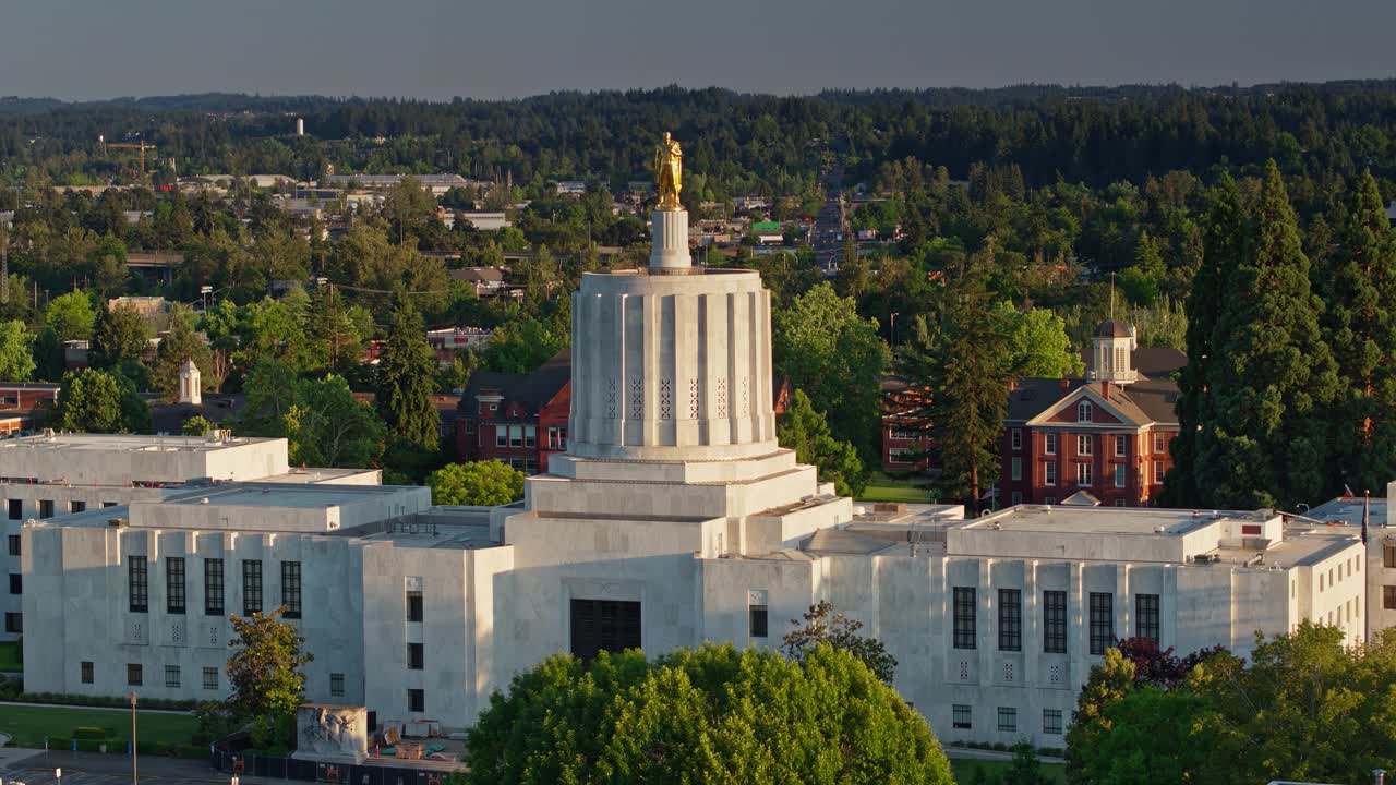 黄金时刻的俄勒冈州国会大厦-无人机拍摄视频下载