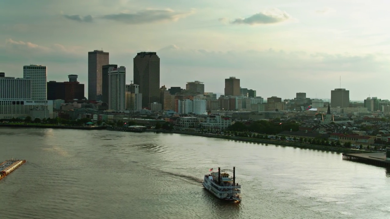 密西西比河在日落路易斯安那州交通-航拍视频下载