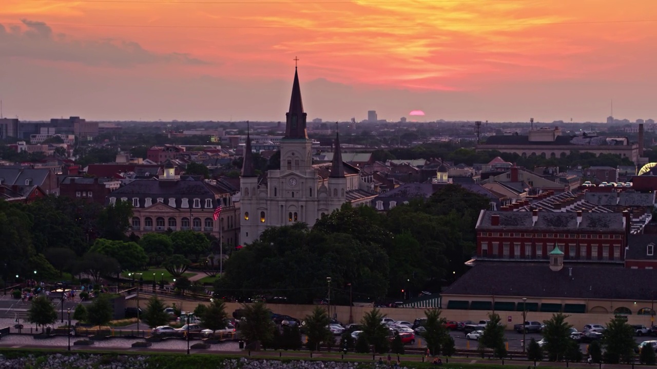 黄昏时分，无人机飞过圣路易斯大教堂和杰克逊广场视频下载
