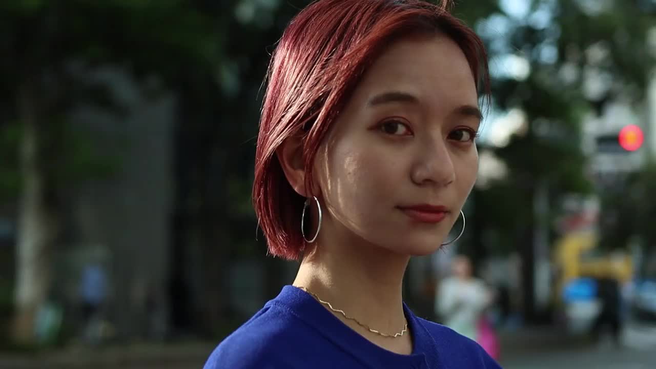 美丽的亚洲年轻女子的肖像视频下载
