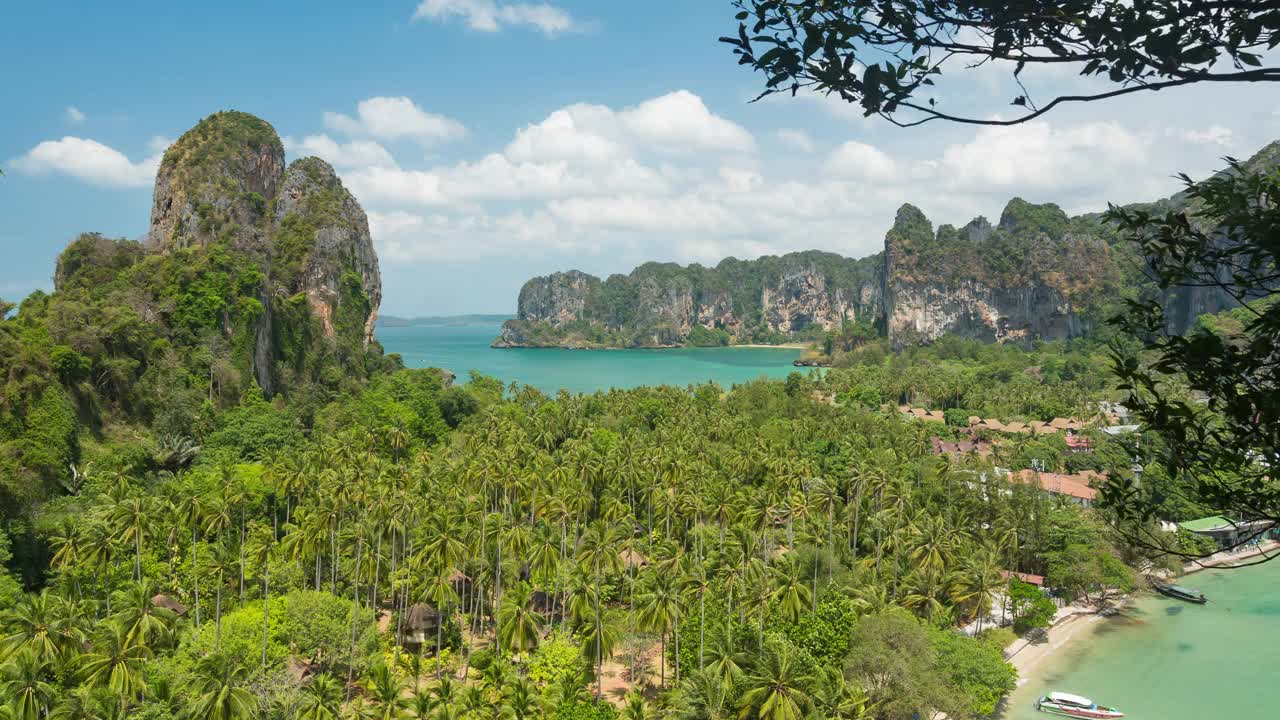 在泰国甲米的Railay山上的蓝色天空的时间流逝的观点视频下载