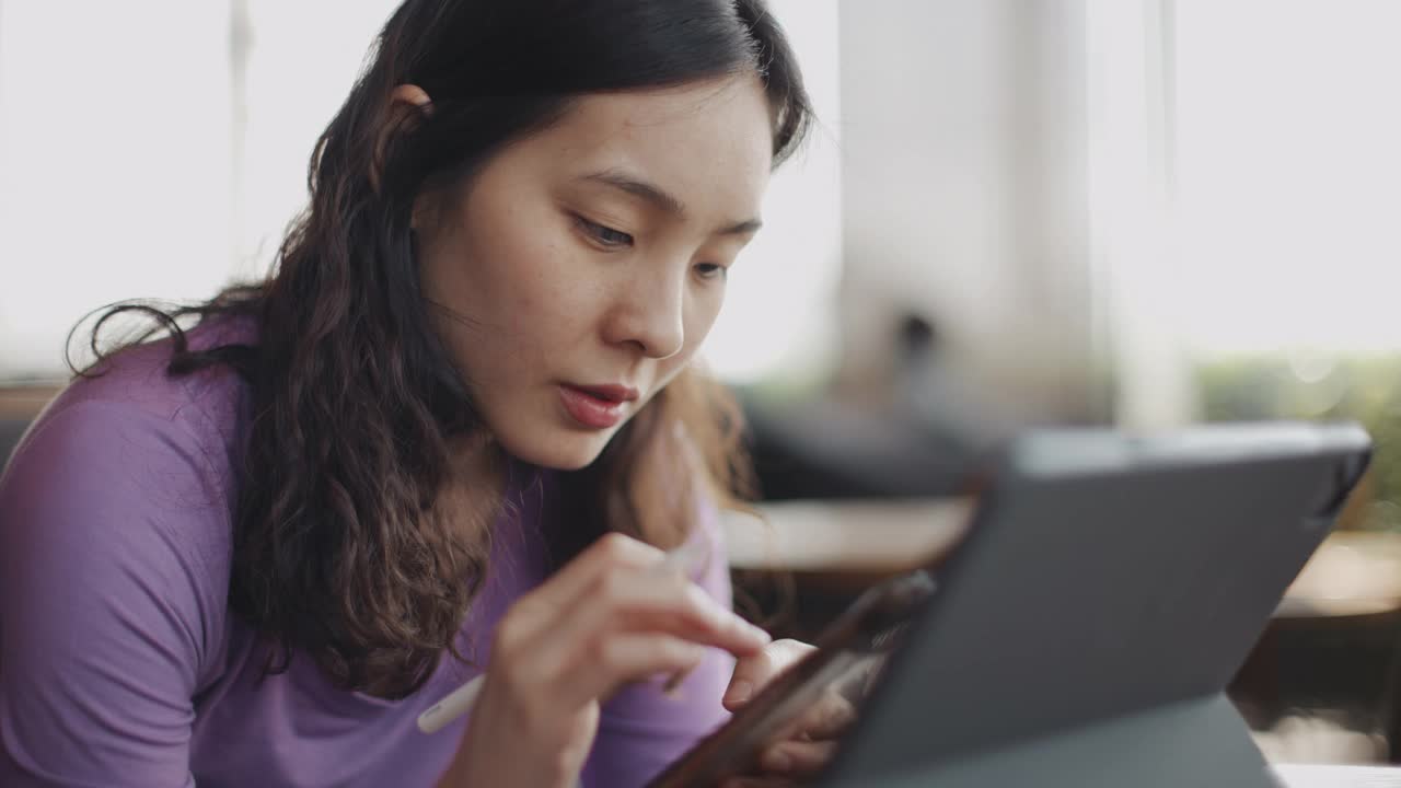 亚洲女性致力于数码平板电脑视频素材