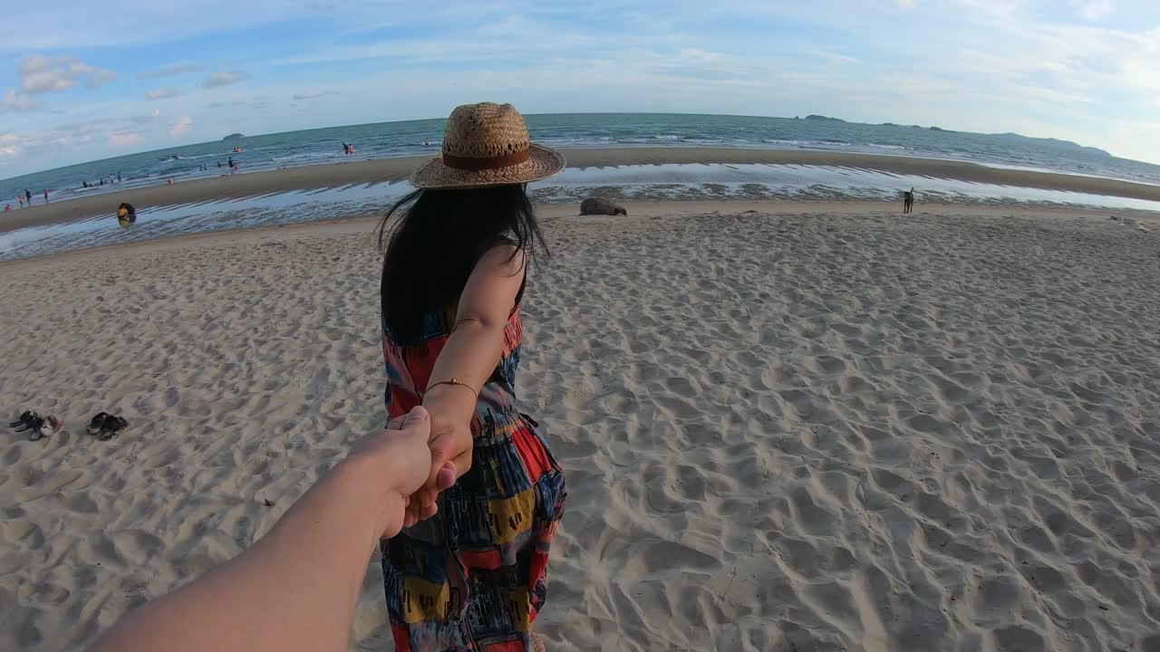 日落时分，女人在海滩上散步的慢镜头视频素材