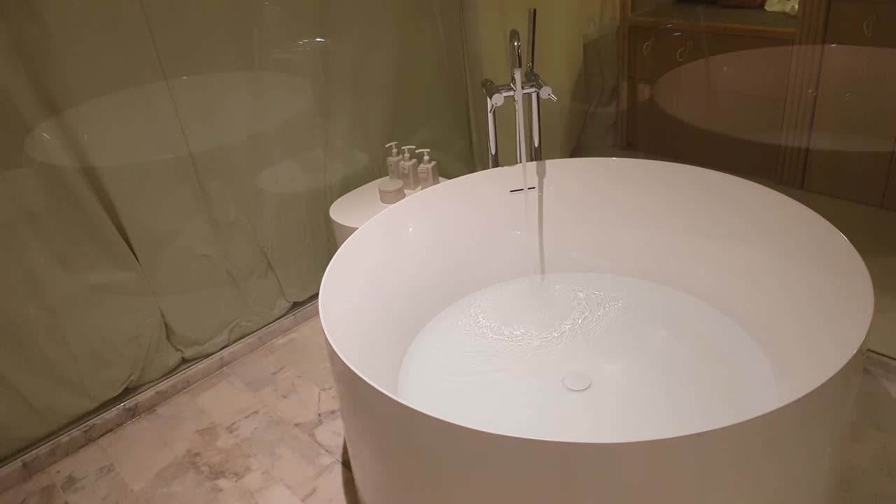 水从水龙头流向浴缸视频素材