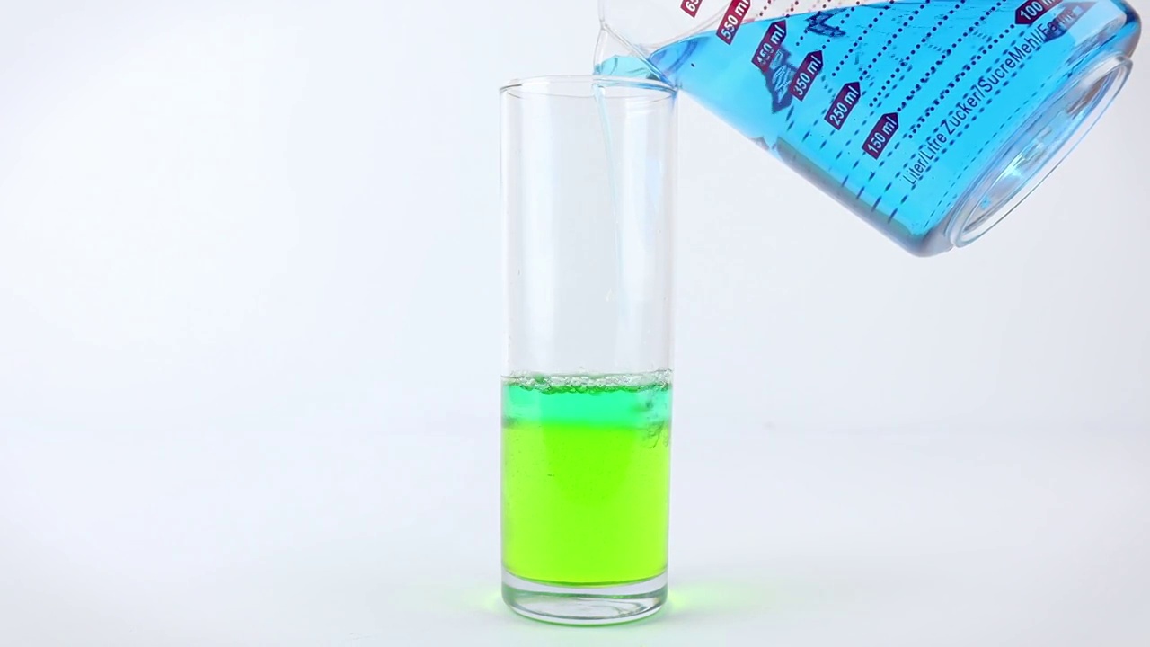倒糖浆，水和橄榄油来证明密度实验的科学性。液体或层密度的概念实验视频下载