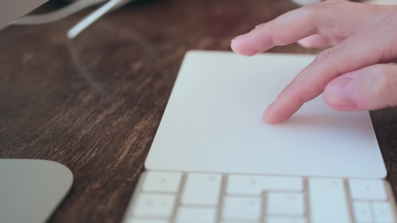 ． 女性手指使用触控板并在键盘上打字。滑块运动视频下载