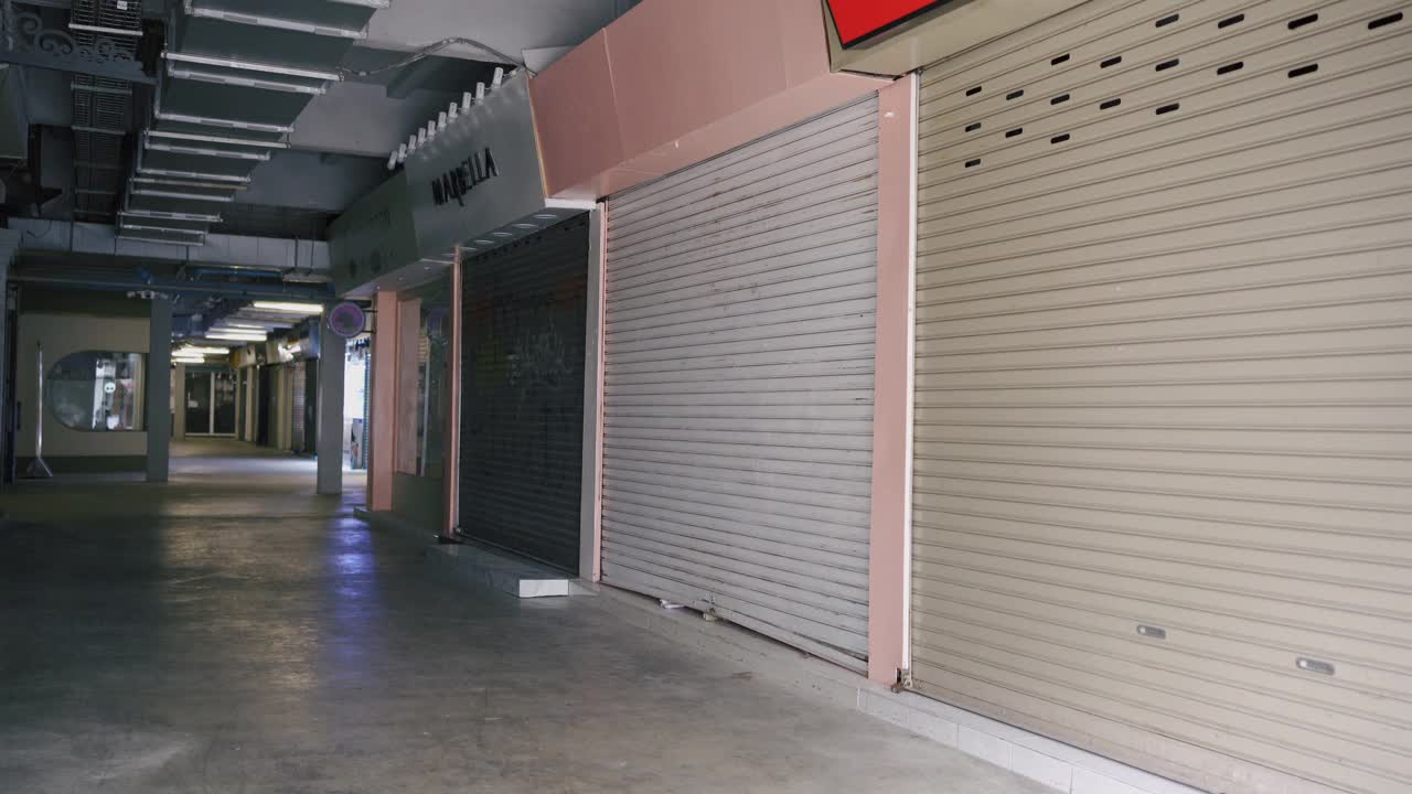 由于新冠肺炎疫情，购物中心关闭。视频下载