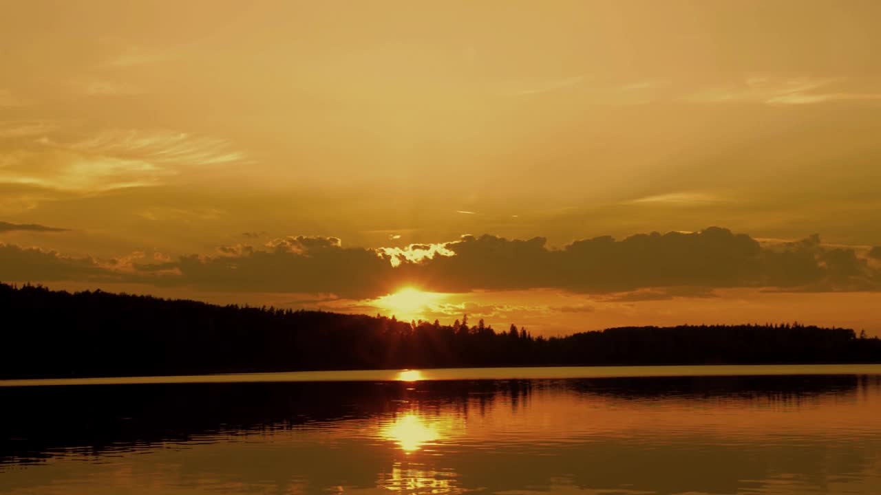 美丽的夏天的风景。森林湖上的日落。视频素材