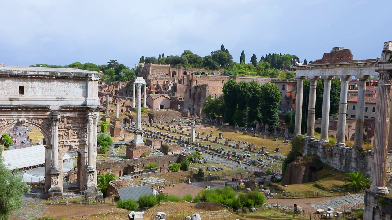 古罗马广场的废墟。位于罗马广场的土星神庙。古罗马的废墟视频素材
