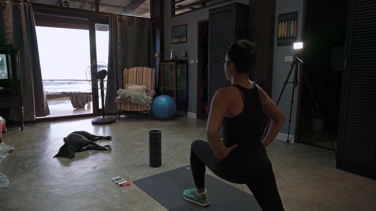 妇女健身训练在家里做腿弓步视频素材