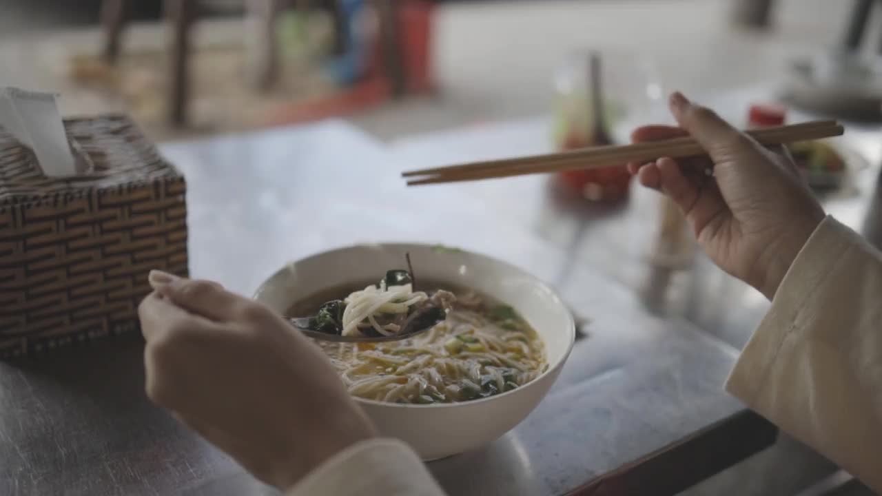 越南河粉在会安的街头小吃视频下载