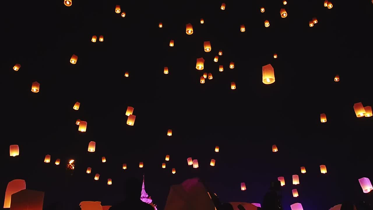 天空灯笼，飞行灯笼，浮动灯笼，热气球在泰国清迈的水灯节。视频下载